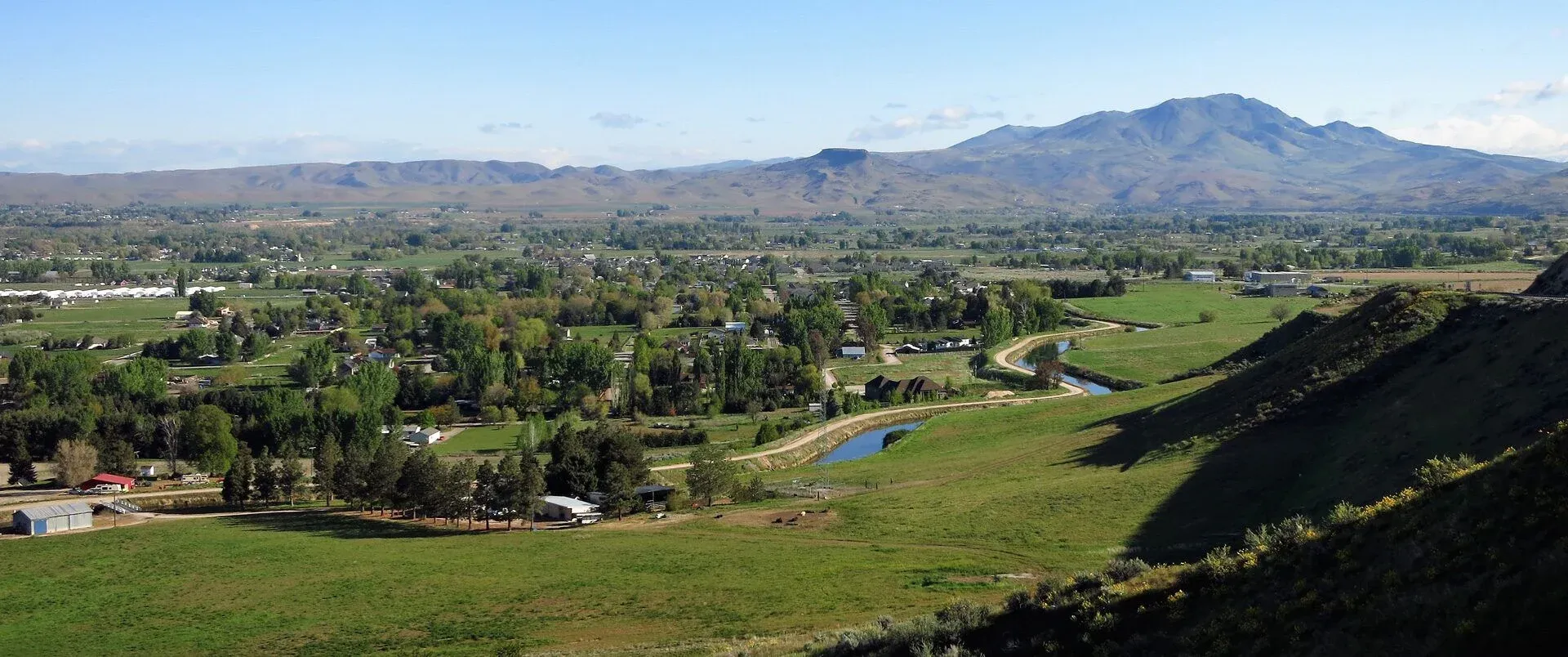 rural-mountain-community-landscape
