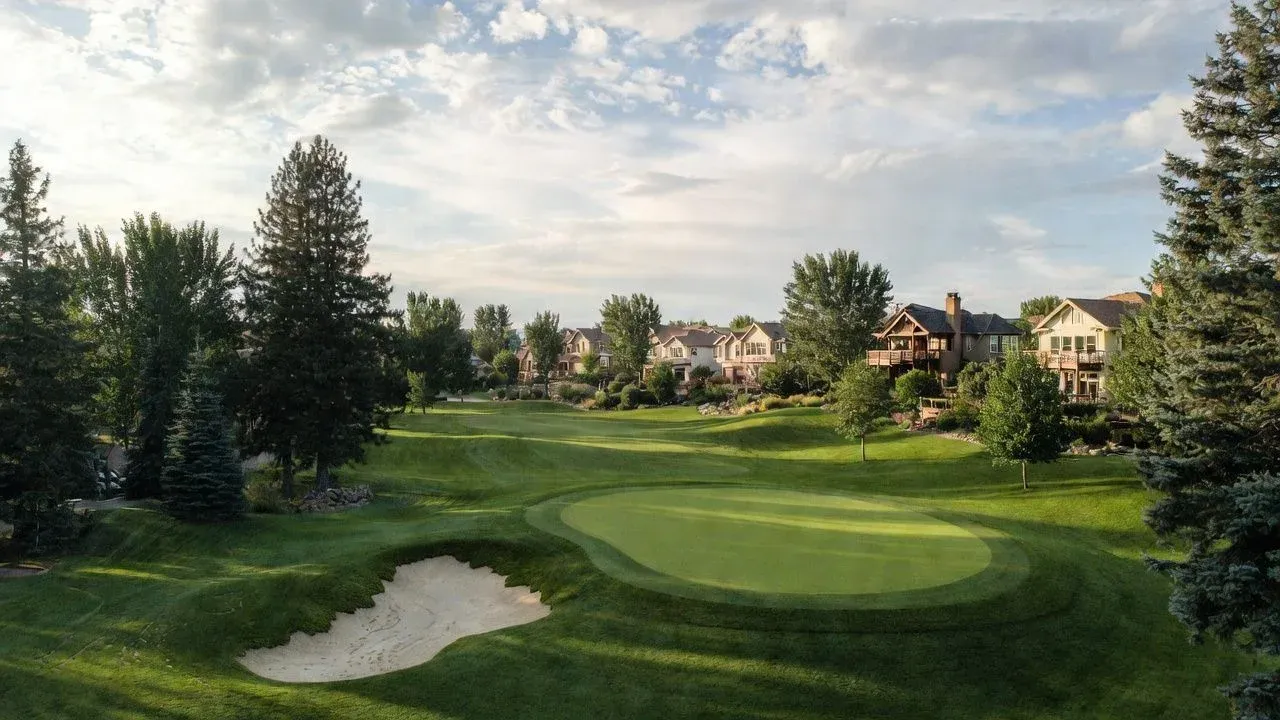 upscale-residential-neighborhood-golf-course