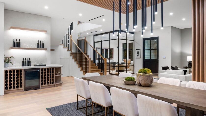 Modern dining room with elegant interior design - Custom Homes